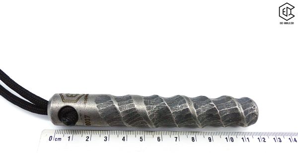 Handgeschmiedeter Kubotan HC-22-2 Unikat (Custom Made) von vorne auf weißem Hintergrund. Seriennummer SN sichtbar, Totenkopf-Gravur, schwarzer Paracord-Fangriemen, 3 Bohrungen. GPSR: Chargennummer/Hersteller SN für Rückverfolgbarkeit. Nur als Grifffestige